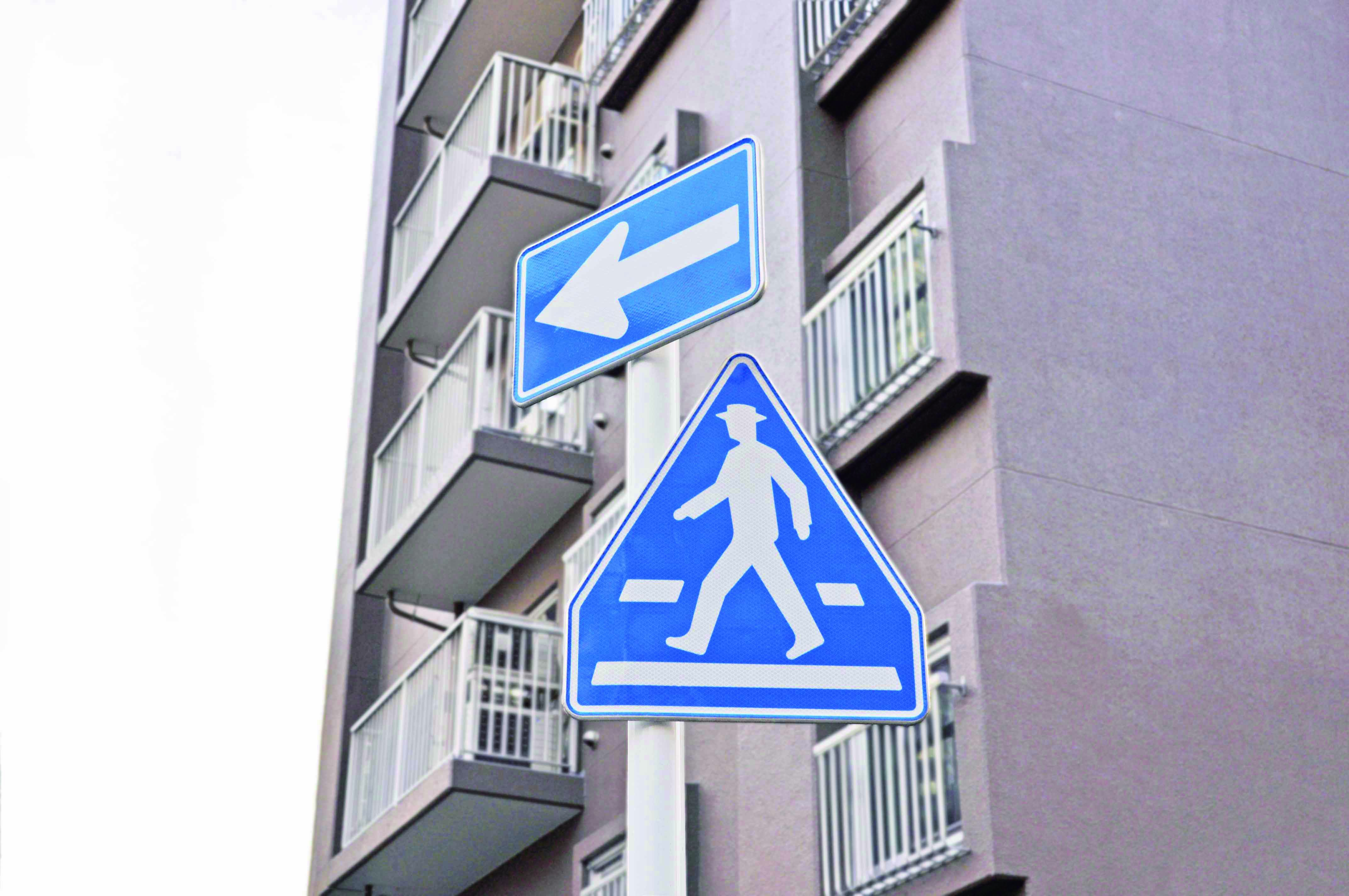 交通上の規制・指示を示す標識
